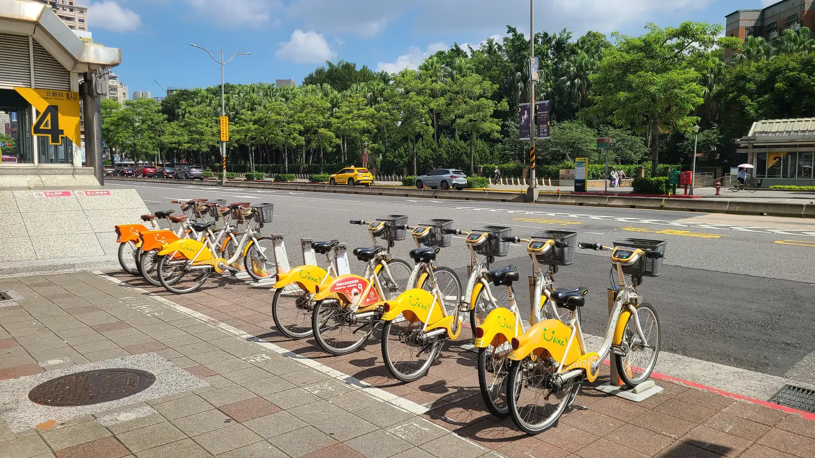 公館捷運站 4 號出口旁的 Ubike 租借站