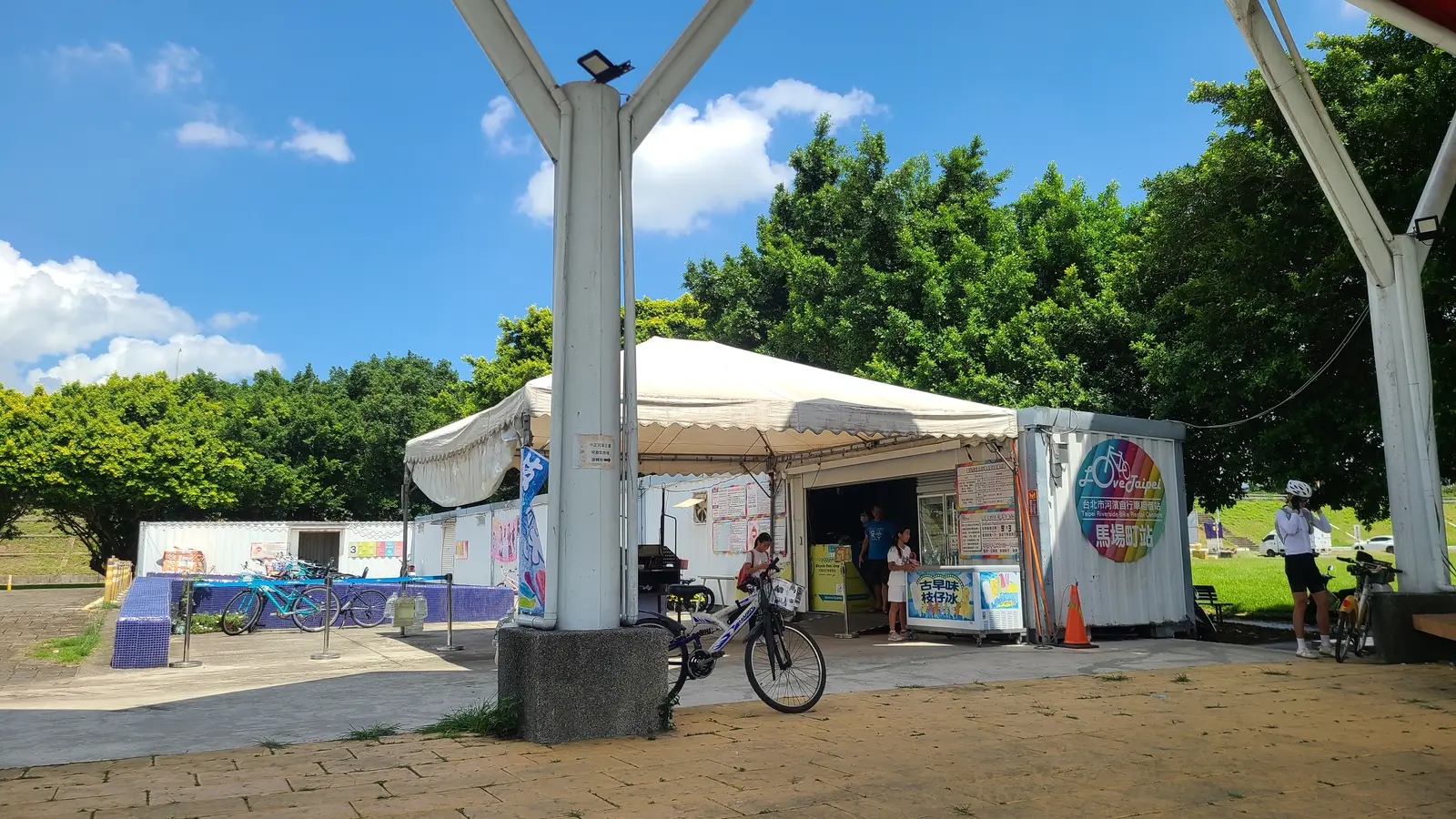 馬場町-河濱自行車租借站,白色貨櫃站體與遮陽棚