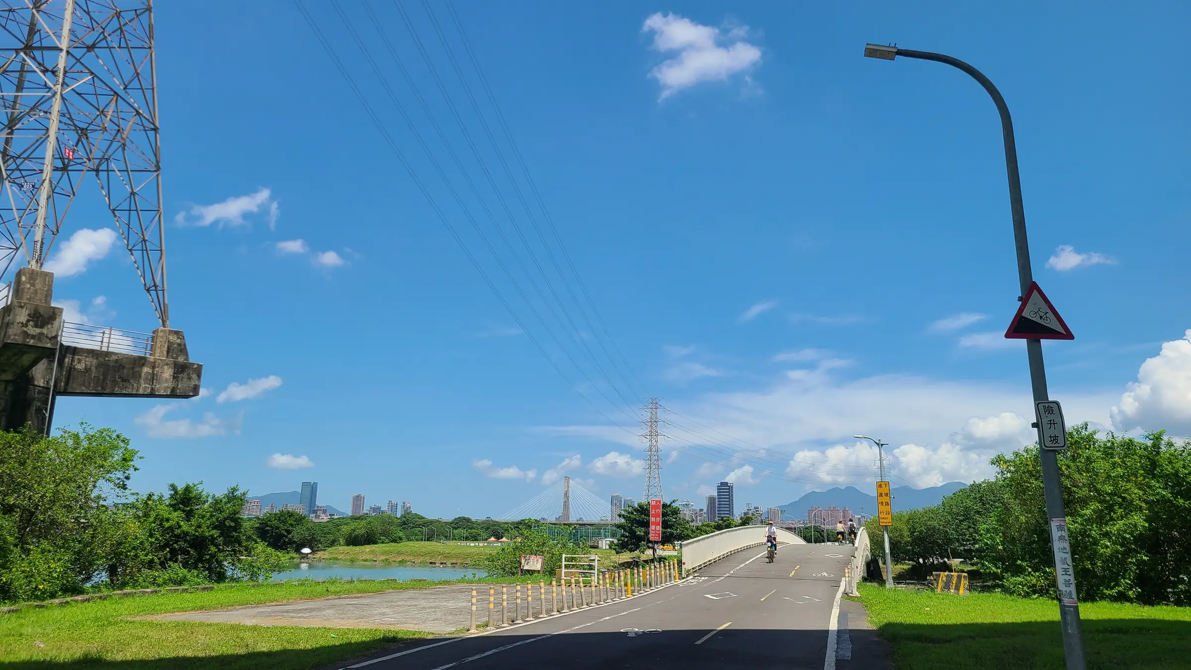 萬板大橋下的自行車道,前方為白色拱橋與遠處的斜張橋