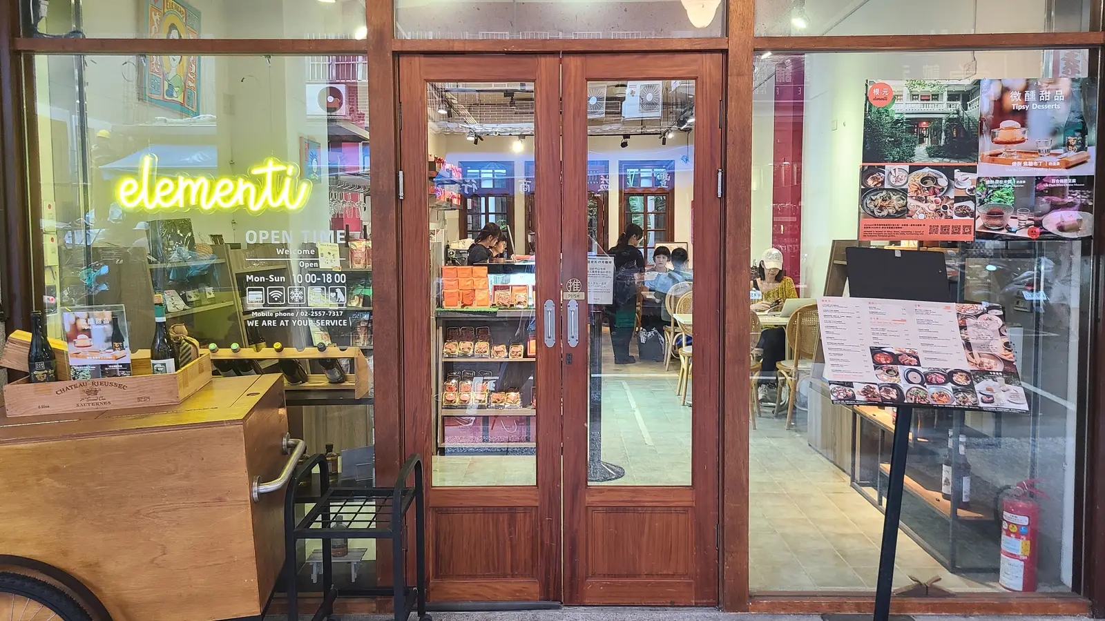 根元咖啡的店門口